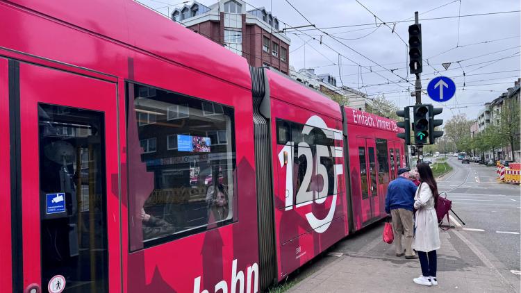 Das Foto zeigt eine Straßenbahn