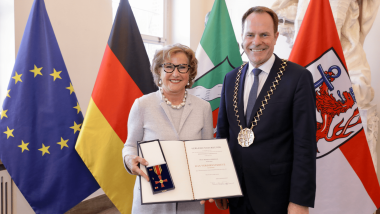 Das Foto zeigt Monika Lehmhaus mit Oberbürgermeister Dr. Stephan Keller