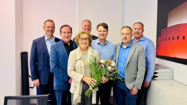 Das Foto zeigt Monika Lehmhaus, die einen Blumenstraß hält, mit weiteren Mitgliedern der Ratsfraktion