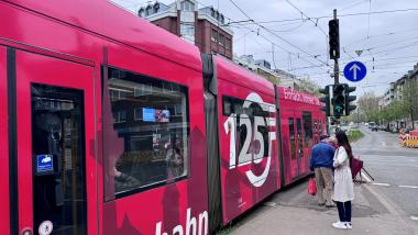 Das Foto zeigt eine Straßenbahn