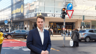 Mirko Rohloff vor dem Standort am Wehrhahn